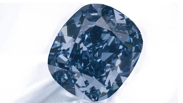 价值 4800 万美元的“约瑟芬蓝月”(Blue Moon Josephine) 是一颗 12.08 克拉的艳彩蓝钻,已成为有史以来拍卖会上出售的最昂贵的宝石。 每克拉单价达 400 万美元,比之前的纪录超出 100 万美元。 照片由苏富比拍卖行友情提供 价值 4800 万美元的“约瑟芬蓝月”(Blue Moon Josephine) 是一颗 12.08 克拉的艳彩蓝钻,已成为有史以来拍卖会上出售的最昂贵的宝石。 每克拉单价达 400 万美元,比之前的纪录超出 100 万美元。 照片由苏富比拍卖行友情提供