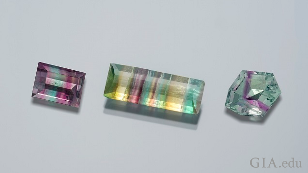 这些刻面氟石(正方形、长方形和八边形)呈现粉红色、紫色、绿色、黄色和蓝绿色色带。 这些刻面氟石(正方形、长方形和八边形)呈现粉红色、紫色、绿色、黄色和蓝绿色色带。