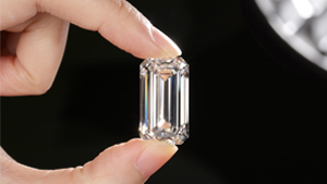 The GIA laboratory in Hong Kong recently evaluated the largest chemical vapor deposition (CVD) laboratory-grown diamond seen by the Institute. The GIA laboratory in Hong Kong recently evaluated the largest chemical vapor deposition (CVD) laboratory-grown diamond seen by the Institute.
