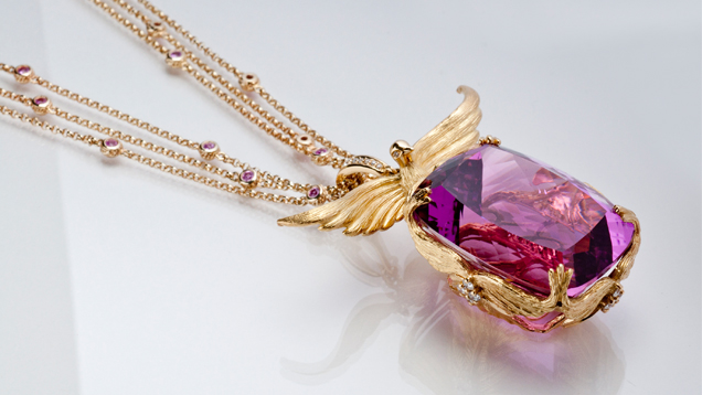 这条 18K 黄金项链来自 CASTORO 的“爱鸽”(Love Doves) 系列,饰有一颗产自阿富汗的 104 克拉锂紫玉。 这条 18K 黄金项链来自 CASTORO 的“爱鸽”(Love Doves) 系列,饰有一颗产自阿富汗的 104 克拉锂紫玉。