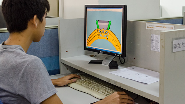 工人使用 CAD / CAM 将手绘图转换成计算机文件 工人使用 CAD / CAM 将手绘图转换成计算机文件
