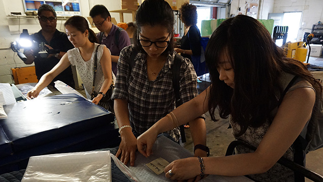 几名女子正在给样品打包和贴标签 几名女子正在给样品打包和贴标签
