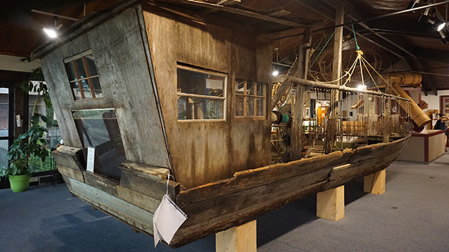博物館で展示されている歴史のあるボート 博物館で展示されている歴史のあるボート
