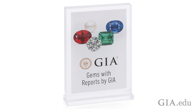可透過 GIA 零售商支援計劃獲得亞加力膠櫃台展示工具。